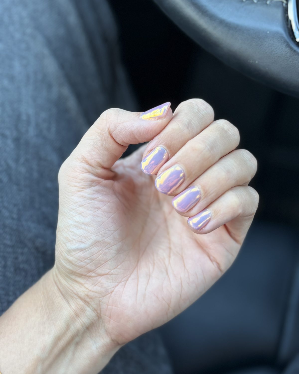 Short oval nails in an iridescent pearl chrome.